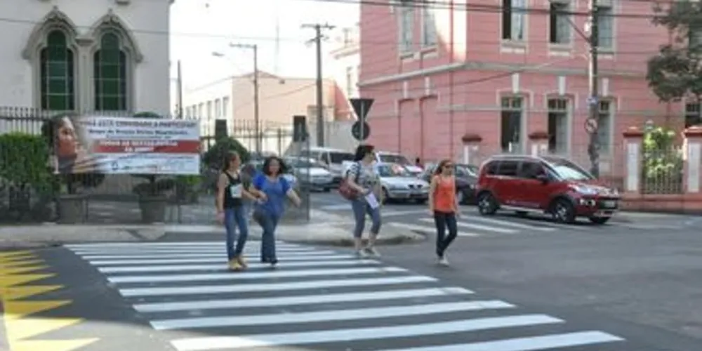 Uma nova faixa elevada já foi instalada na Rua do Rosário, junto à Igreja e ao Colégio Regente Feijó