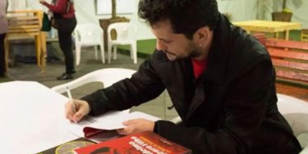 Felipe Simão Pontes, lançou o livro “Adelmo Genro Filho e a Teoria do Jornalismo”, na Feira do Livro de Santa Maria (RS)