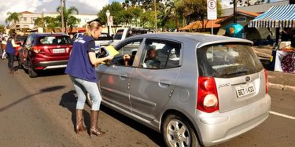 Cerca de 100 motoristas foram abordados e receberam as orientações das agentes de trânsito e parceiros da iniciativa
