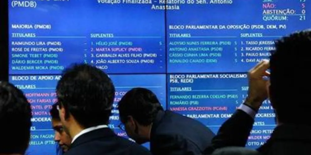 Parecer do relator Antonio Anastasia (PSDB-MG) foi votado nesta sexta-feira (6) numa sessão que durou quase três horas