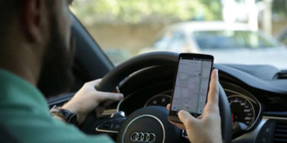 Motorista flagrado com celular ao volante sofrerá punições mais severas