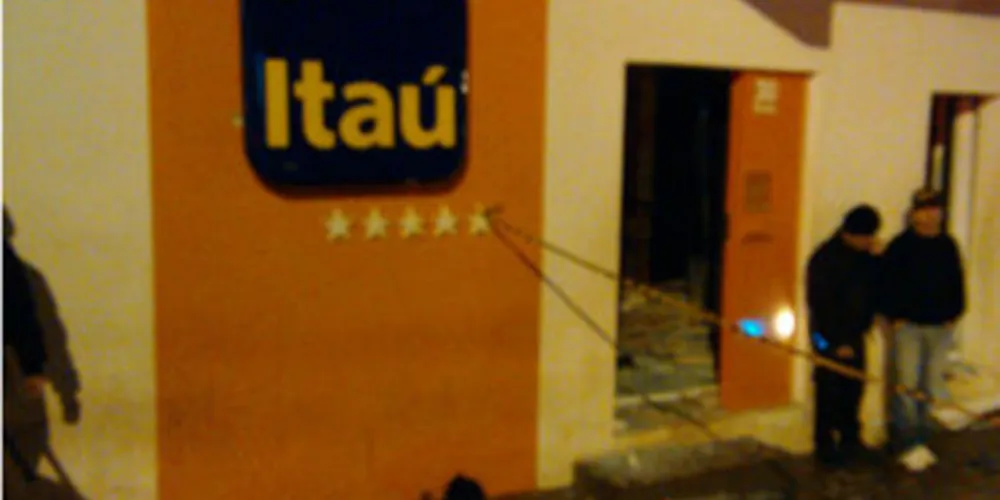 Caixas foram explodidos dentro da agência do Itaú