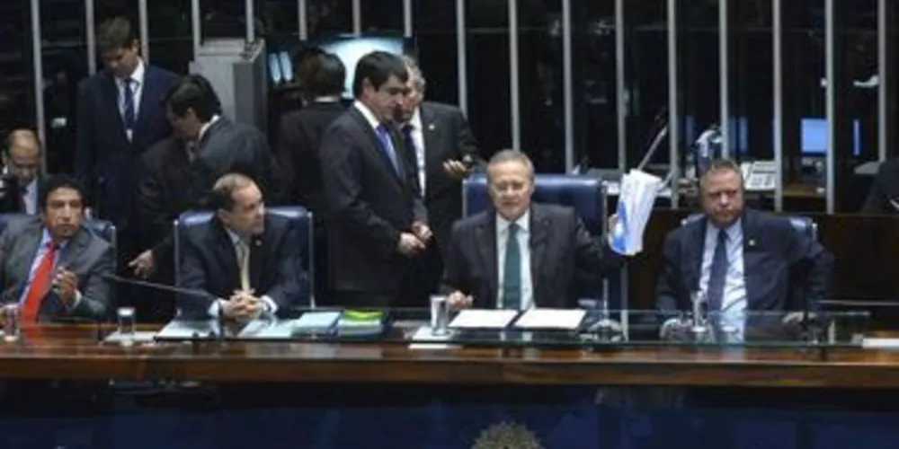 Renan Calheiros preside sessão plenária para decidir sobre a admissibilidade do processo de impeachment Rousseff 