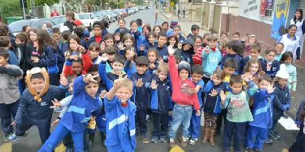 Em conjunto com as ações do Maio Amarelo uma passagem de pedestres foi instalada em frente à Escola Municipal Doutor Othon Mader
