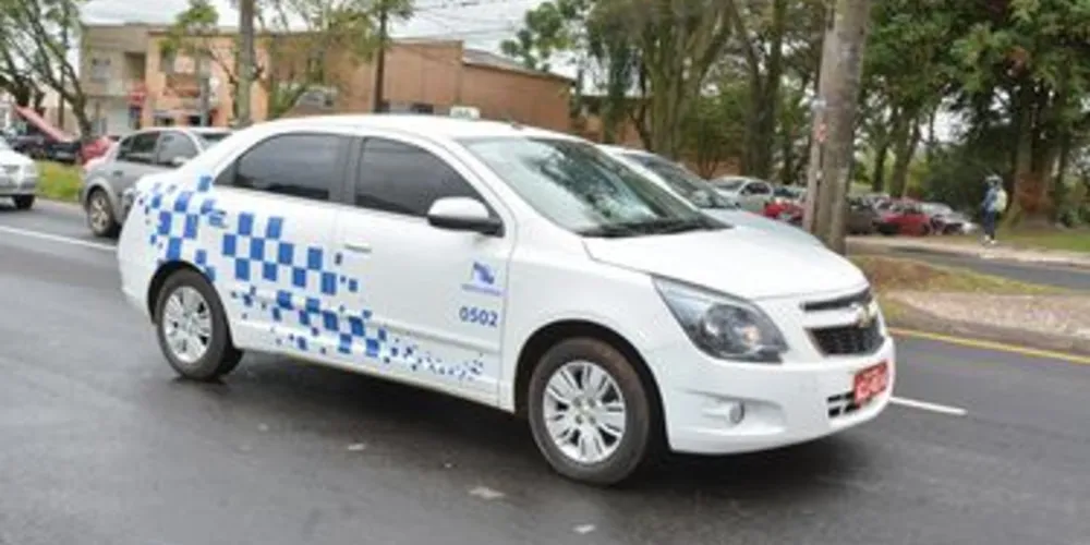 Projeto Identidade Ponta-grossense propõe um novo visual para os táxis, com o objetivo de melhorar o serviço e atrair mais clientes para os taxistas da cidade
