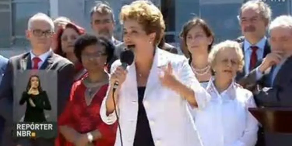 Assim que terminou sua declaração, Dilma saiu do Palácio do Planalto pela porta principal que fica no térreo do prédio