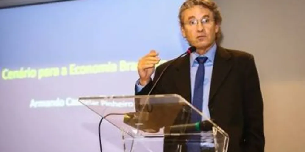 Castelar, professor UFRJ, considera que o problema está no crescimento muito rápido da dívida pública