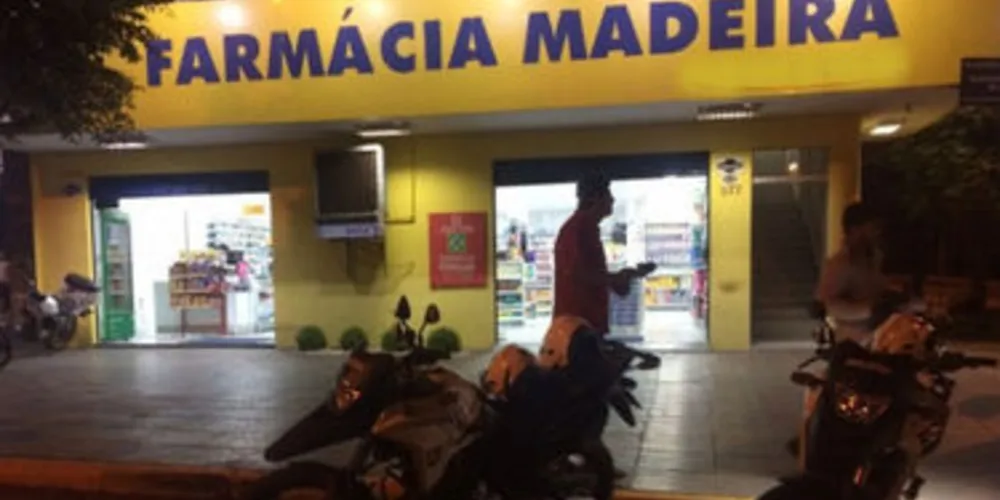 Dois adolescentes invadiram uma farmácia e renderam o funcionário usando uma faca, após o assalto os adolescentes foram assaltados no lado de fora da loja