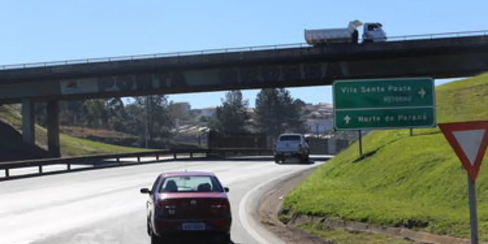 Acidente foi registrado nas proximidades do viaduto Santa Paula, no sentido Ponta Grossa/Curitiba