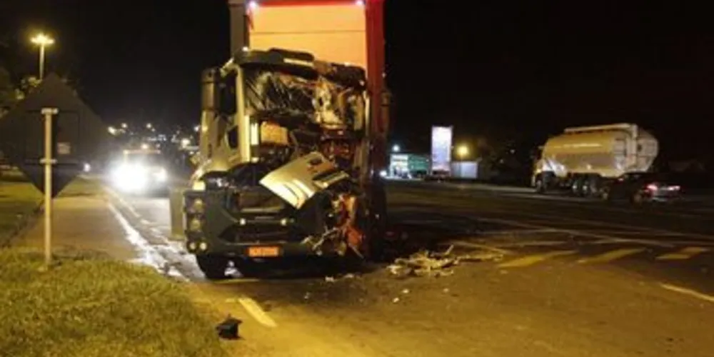 Uma das cabines ficaram destruídas, mas o motorista saiu ileso