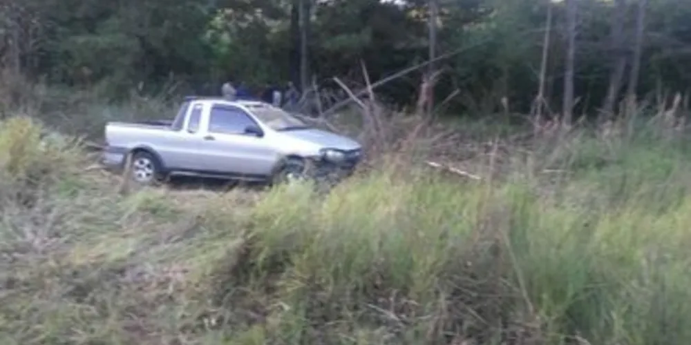 Veículo saiu da pista e parou perto de um matagal na PR-340