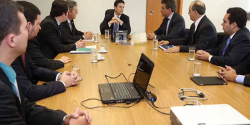 Governador Beto Richa durante reunião com o ministro das Cidades, Bruno Araújo
