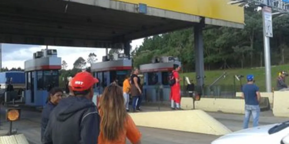 Praça de pedágio foi bloqueada por volta das 14h desta quarta-feira (18)