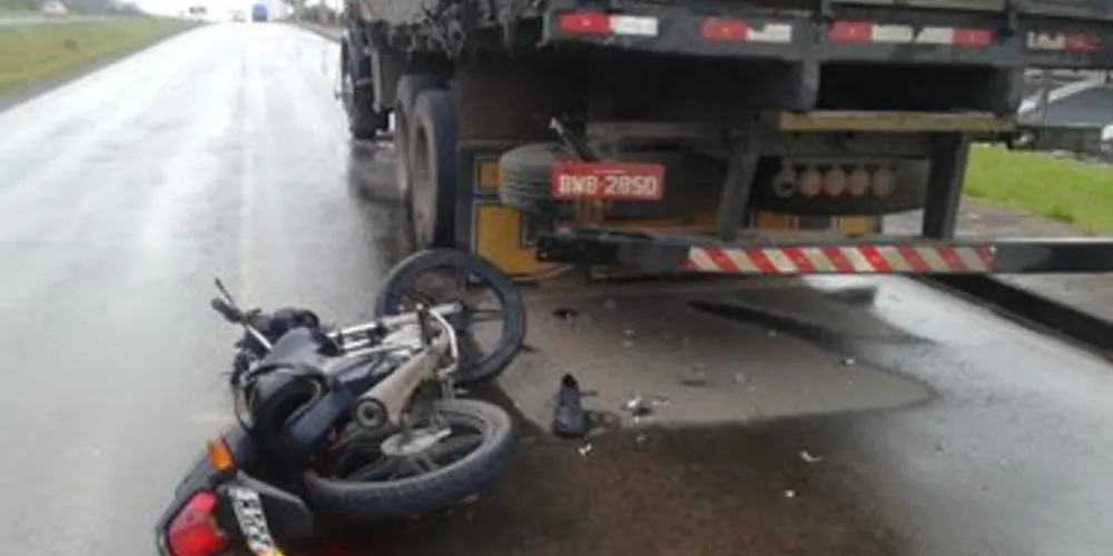 Moto bateu na traseira do caminhão e piloto morreu no hospital