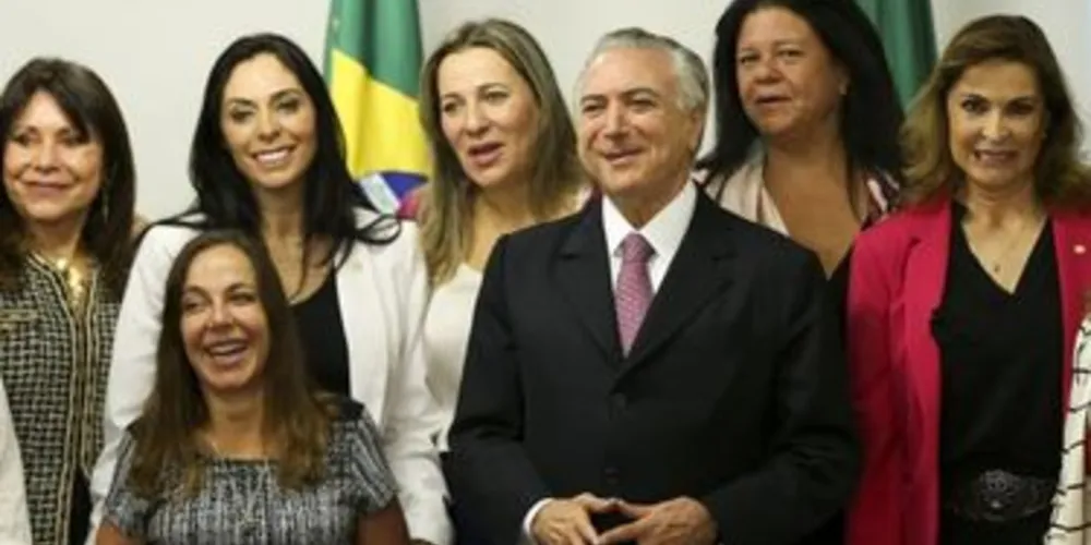 O presidente interino Michel Temer com deputadas da bancada feminina da Câmara dos Deputado