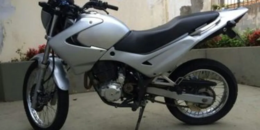 Uma das motocicletas foi achada abandonada em um matagal