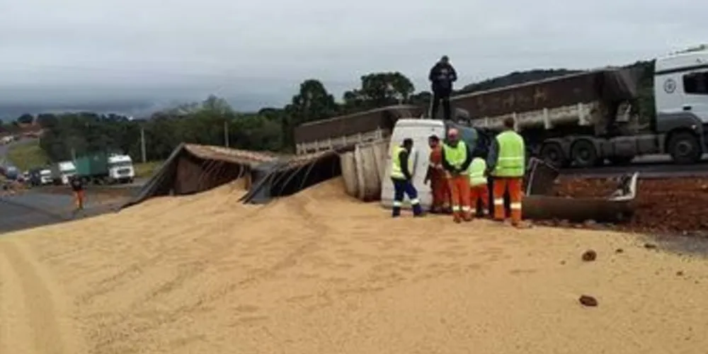 Colisão frontal aconteceu na manhã dessa sexta-feira, na saída Norte de Ponta Grossa