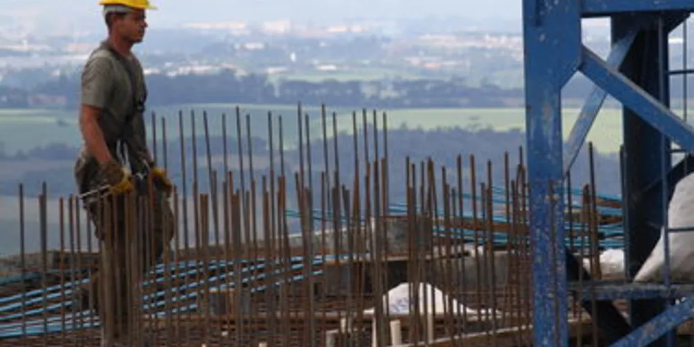 Imagem ilustrativa da imagem Queda no emprego na construção se intensifica em abril
