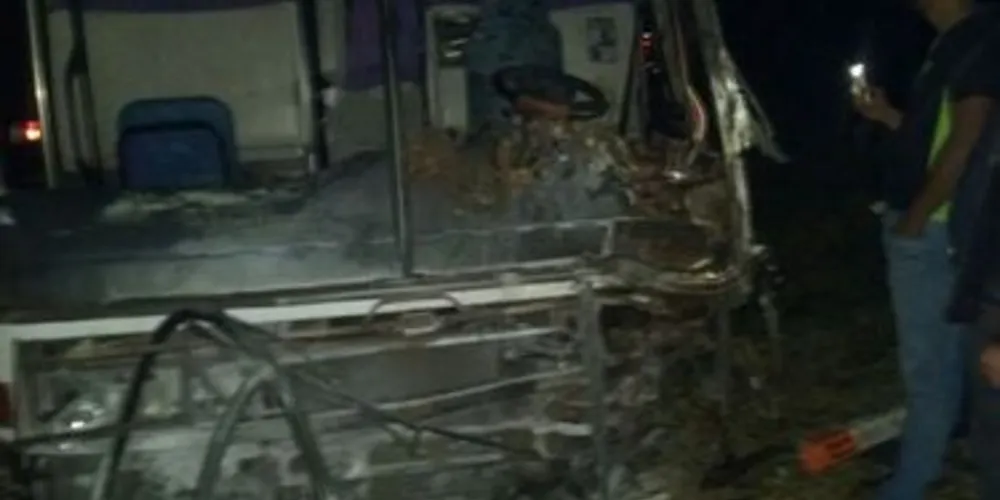 Frente do ônibus ficou destruída após a colisão