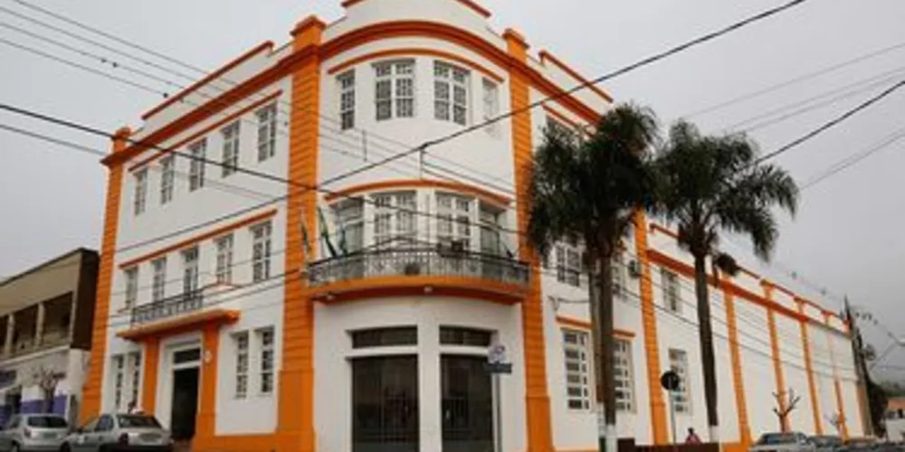 Imagem ilustrativa da imagem Palmeira sanciona lei de Planos de Cargos e Salários