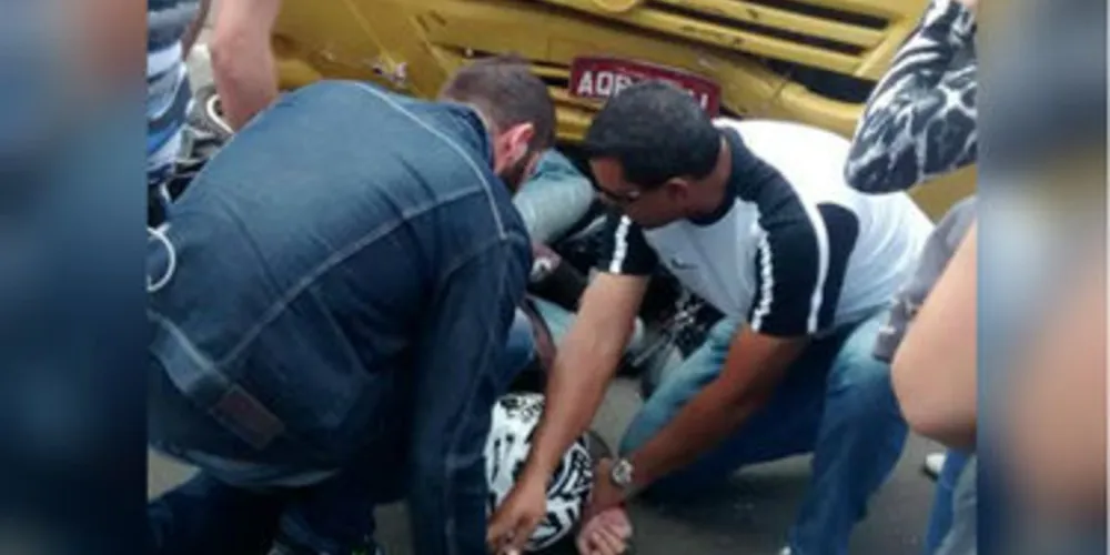 Motorista recebeu apoio de populares enquanto aguardava a chegada do Siate