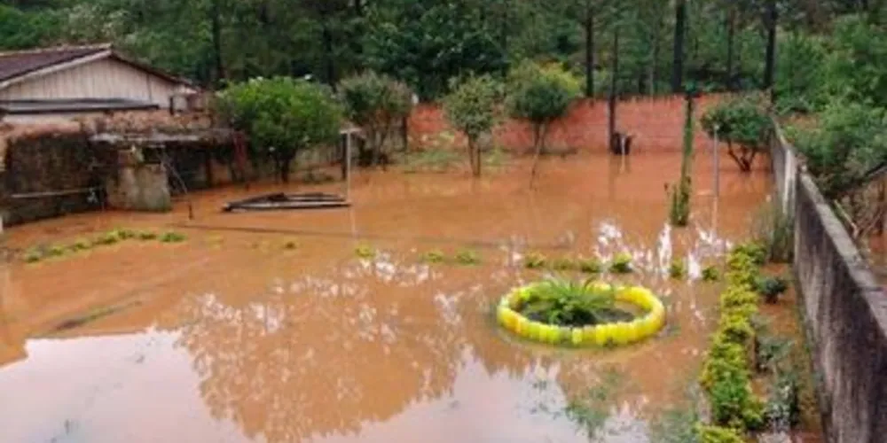 Terrenos de residências no Jardim Pontagrossense foram alagados