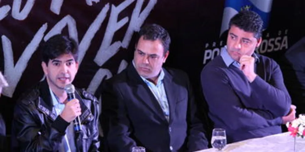 Celso Sant'Anna (meio) assume a presidência da AMTT