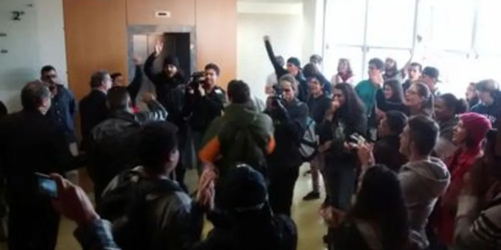 Estudantes protestam no hall de entrada do gabinete de Marcelo Rangel