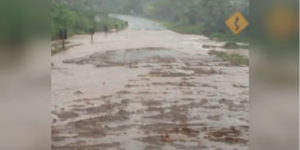 Trecho ficou completamente alagado durante a chuva