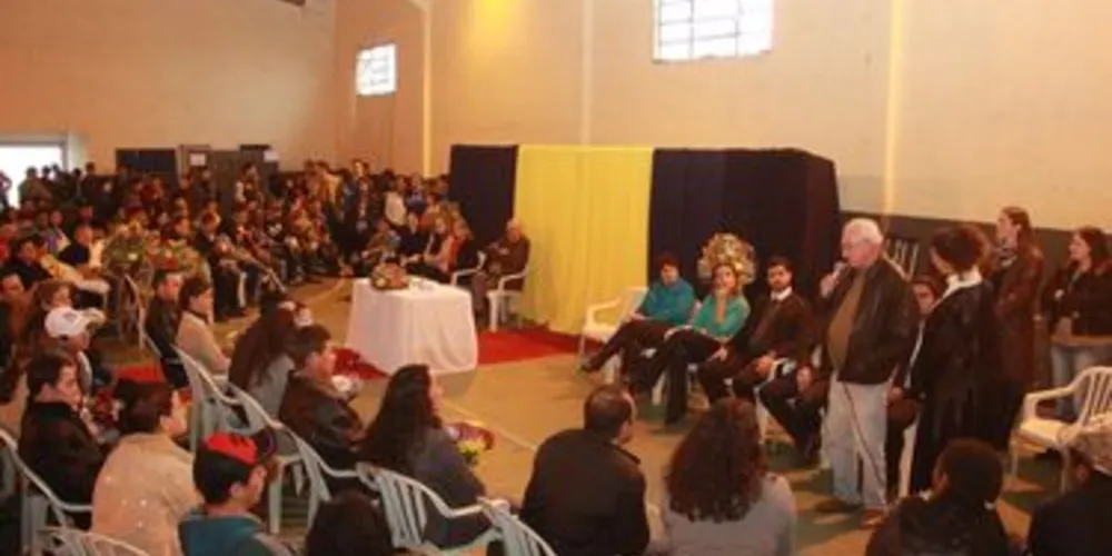 Imagem ilustrativa da imagem Casamento comunitário reúne 170 casais em Castro