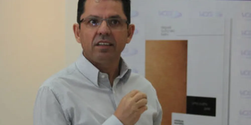 Miguel Sanches Neto durante o lançamento do livro Uma outra pele, que também integra o projeto Crônica Reunidas