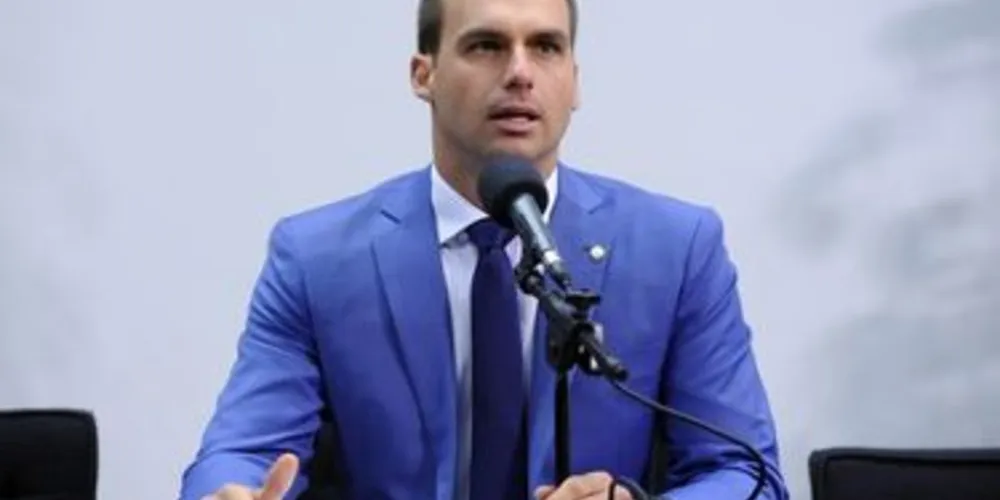 Imagem ilustrativa da imagem Bolsonaro apresenta projeto que criminaliza comunismo