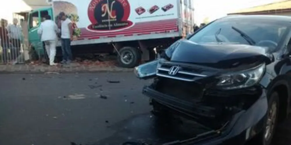 Imagem ilustrativa da imagem Caminhão colide com carro e destrói muro de residência