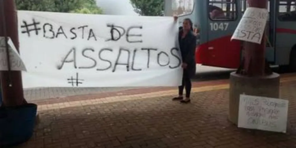 Moradores do Costa Rica protestam no Terminal de Uvaranas, em Ponta Grossa