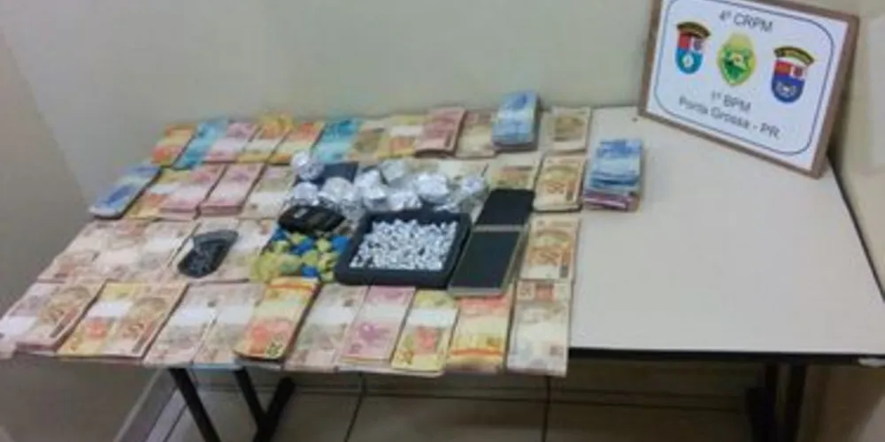 Drogas e dinheiro foram apreendidos