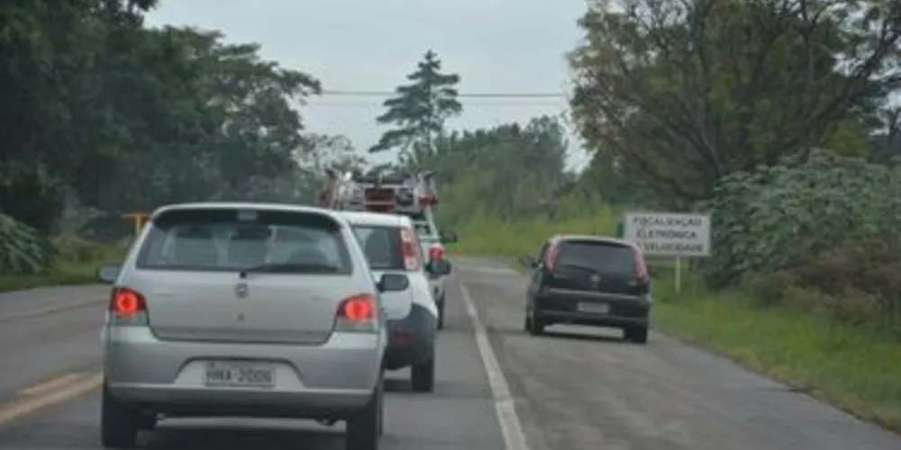 Dirigir pelo acostamento é ilegal