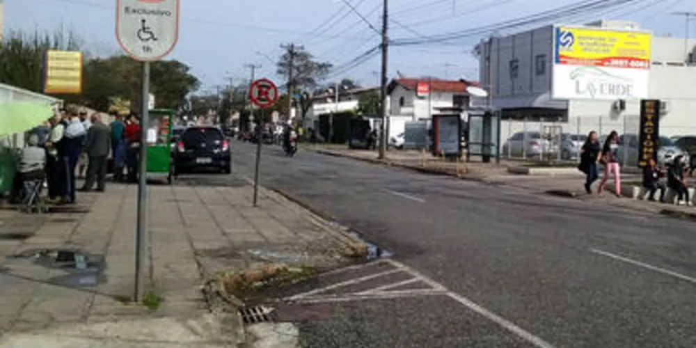 A partir de novembro, a punição para quem estacionar irregularmente nas vagas exclusivas para idosos, ou pessoas com deficiência, fica mais rigorosa.