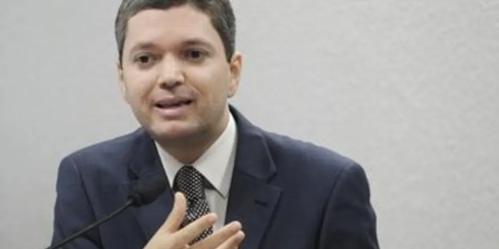 Imagem ilustrativa da imagem Flagrado em áudio suspeito, ministro é alvo de críticas