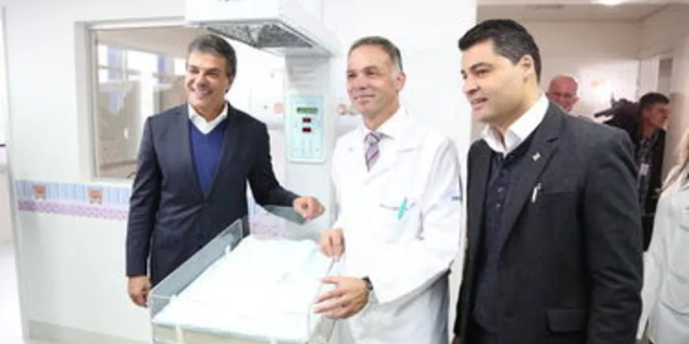 O governador Beto Richa, o diretor do HU, Ewerson Krum e o prefeito Marcelo Rangel, durante a entrega da maternidade