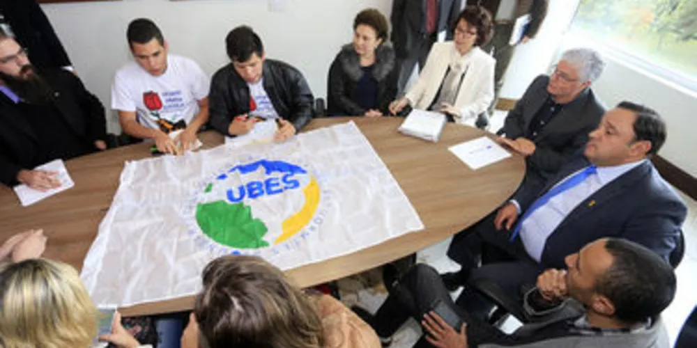 Reunião acontece na tarde de ontem no Palácio Iguaçu
