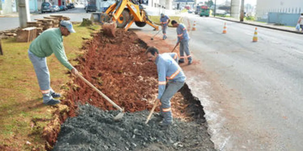 Na Silva Jardim, uma segunda faixa está sendo criada com a redução do canteiro central, aumentando a fluidez