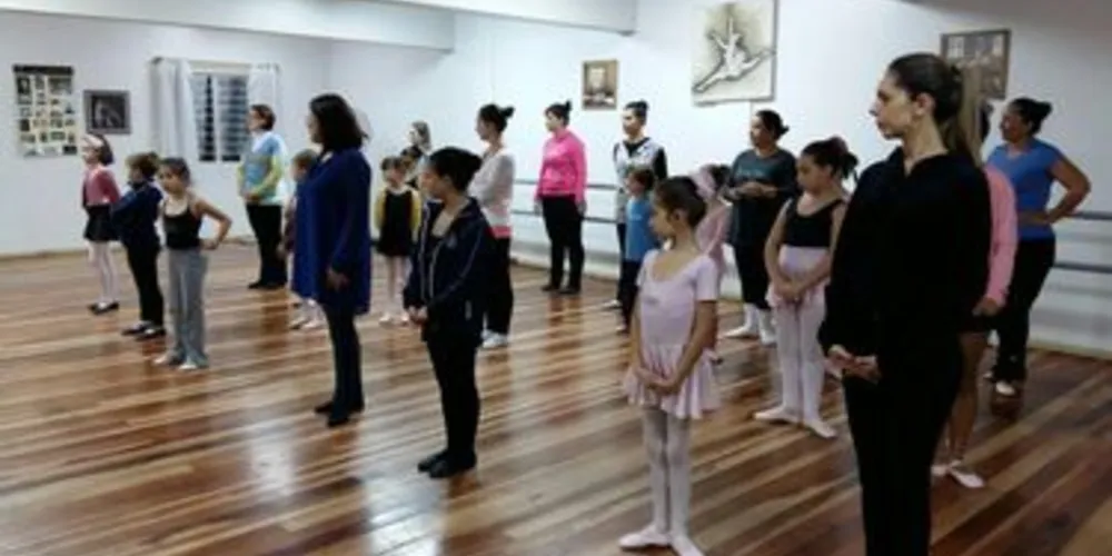 Imagem ilustrativa da imagem Escola de dança em PG lança aula de ballet para mães e filhas
