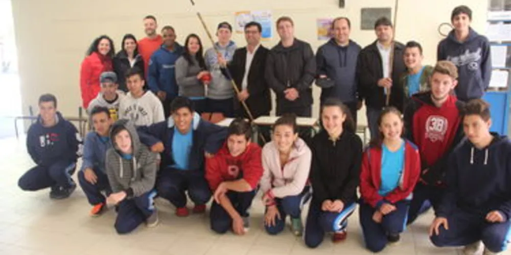 Imagem ilustrativa da imagem Irati entrega kits de atletismo em escolas