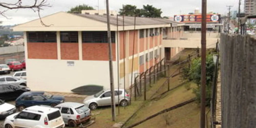 Homem preso acusado de receptação de veículo foi autuado em flagrante na sede da Polícia Civil