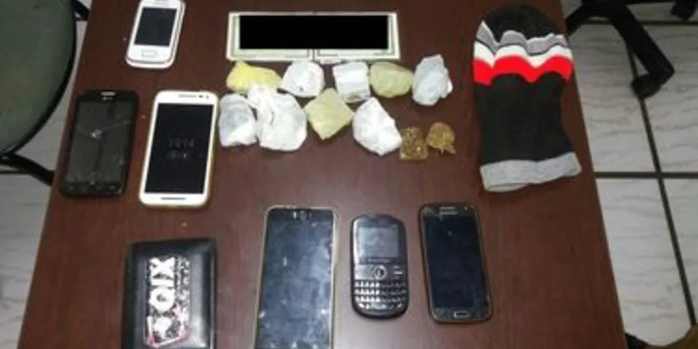 Droga e celulares foram apreendidos na ação da PM