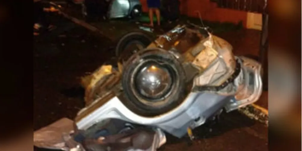 Imagem ilustrativa da imagem Carro parte ao meio e adolescente morre em acidente no PR