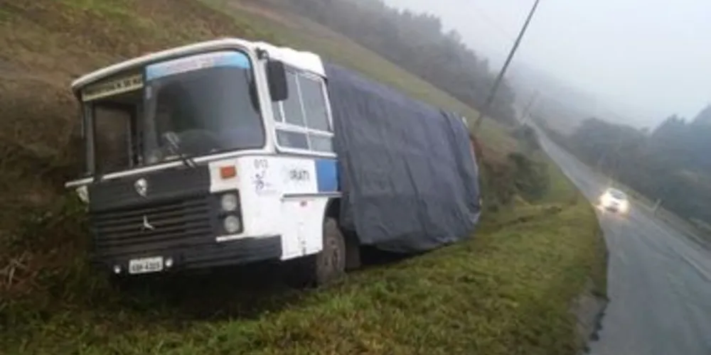Imagem ilustrativa da imagem Ônibus com jogadores de Irati se acidenta na BR-153