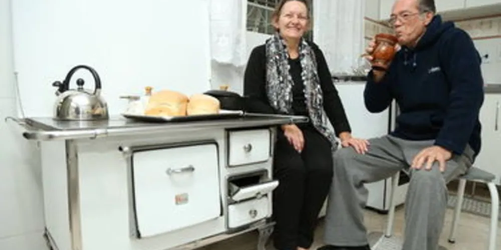 O casal Antonio Camargo e Diva Camargo, residente no bairro de Olarias, não está preocupado com a baixa temperatura.  