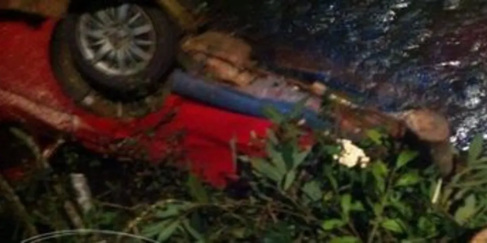 Carro caiu em um rio e três pessoas morreram