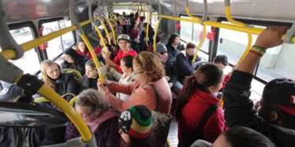 Bandidos aproveitaram a lotação no ônibus para realizar furtos
